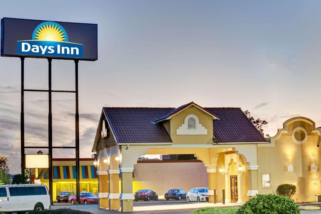 Days Inn by Wyndham Louisville Airport Fair and Expo Center Main image 1